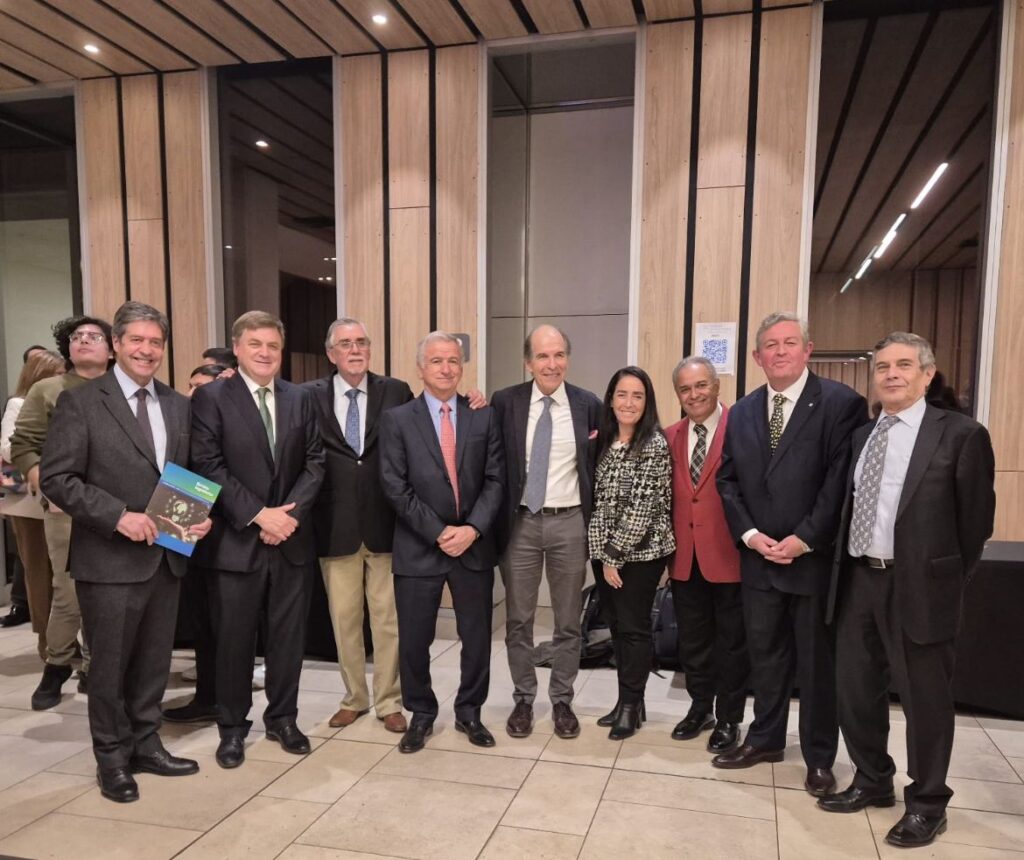 En la fotografía: Raúl Alcaíno Hernán de Solminihac Marcos Lima, Felipe Larraín, Álvaro Fischer María Luisa de la Maza, Alex Acosta, Mauro Grossi, y Cristian Hermansen.